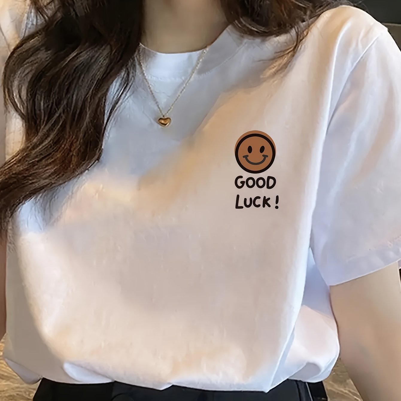 Kadın “Good Luck” Yazılı Kısa Kollu Tişört – Rahat Kesim Yazlık Baskılı Üst