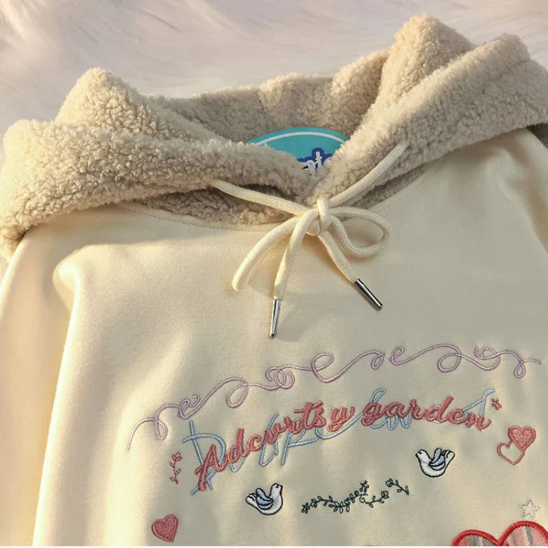 Kalpli ve Bitkisel Motiflerle Süslenmiş Rahat Kesim Sweatshirt