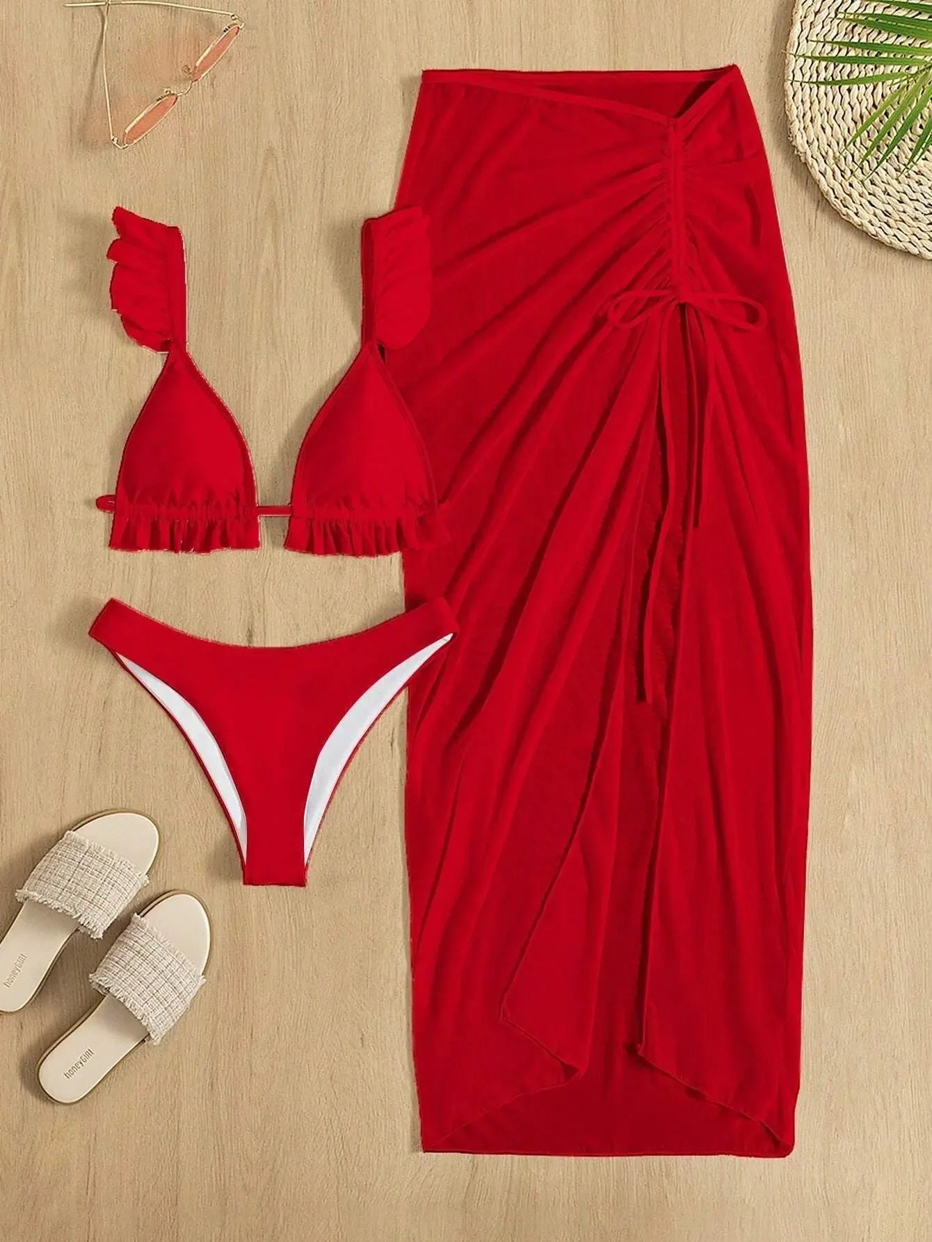 Desenli Üçlü Kadın Bikini Takımı – Etekli, Yırtmaç Detaylı, Seksi Tasarım