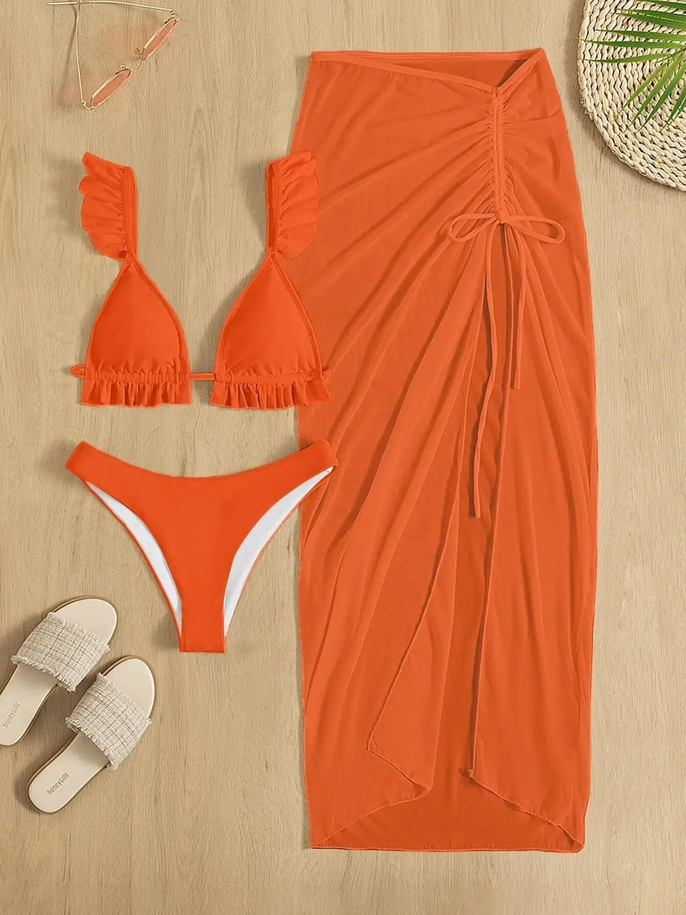 Desenli Üçlü Kadın Bikini Takımı – Etekli, Yırtmaç Detaylı, Seksi Tasarım