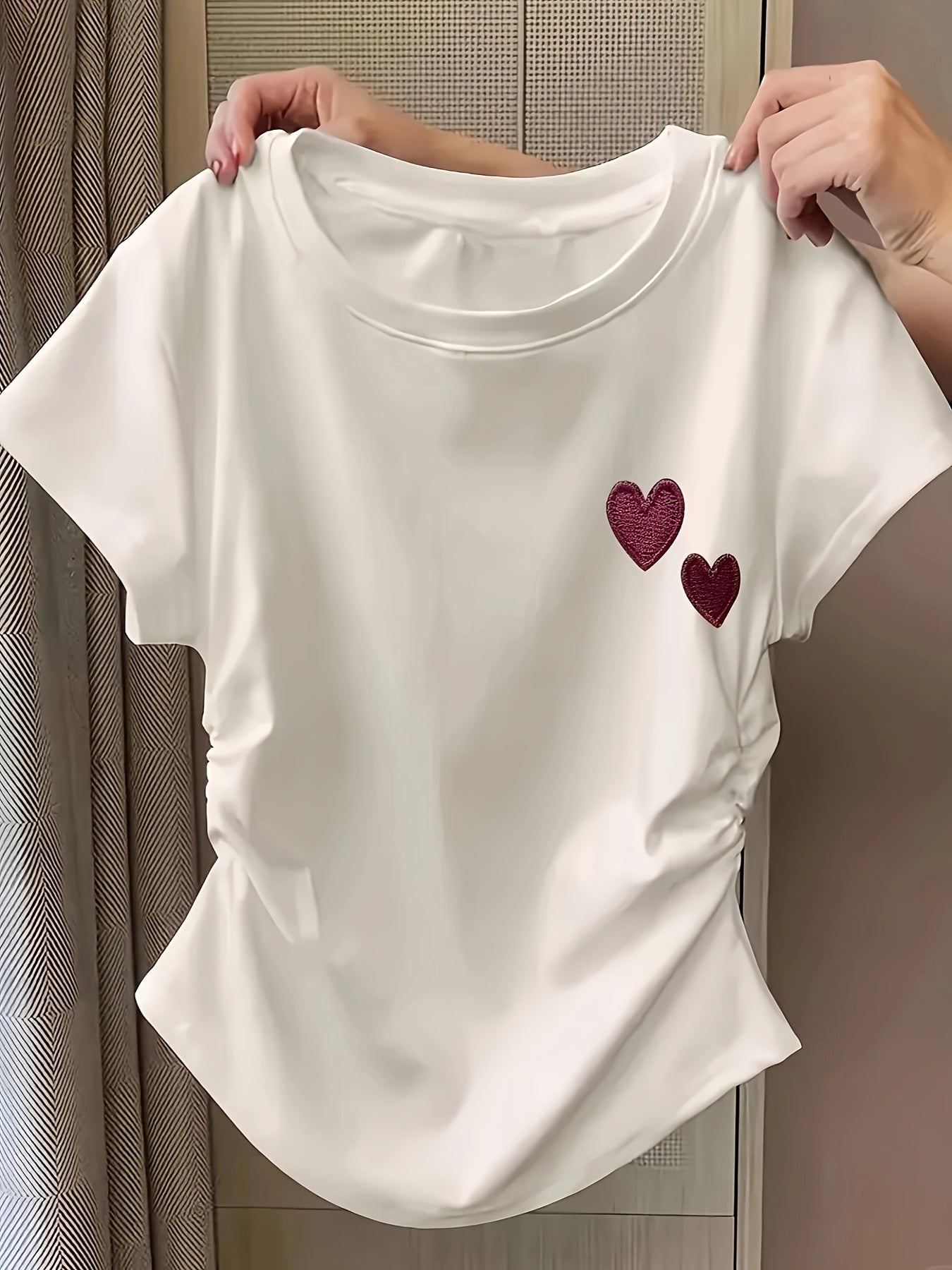 Kadın Slim Fit Kalpli Beyaz Tişört – Geometrik Desenli Yazlık Kısa Kollu Üst