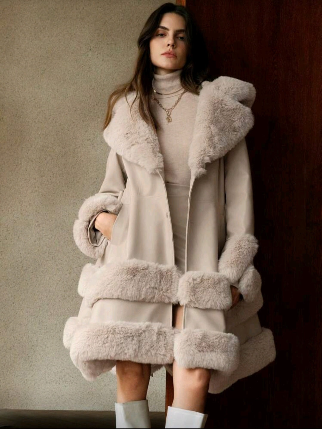 Kadın Kışlık Kürk Detaylı Şık Kaban – Bej Renk Kapüşonlu Model