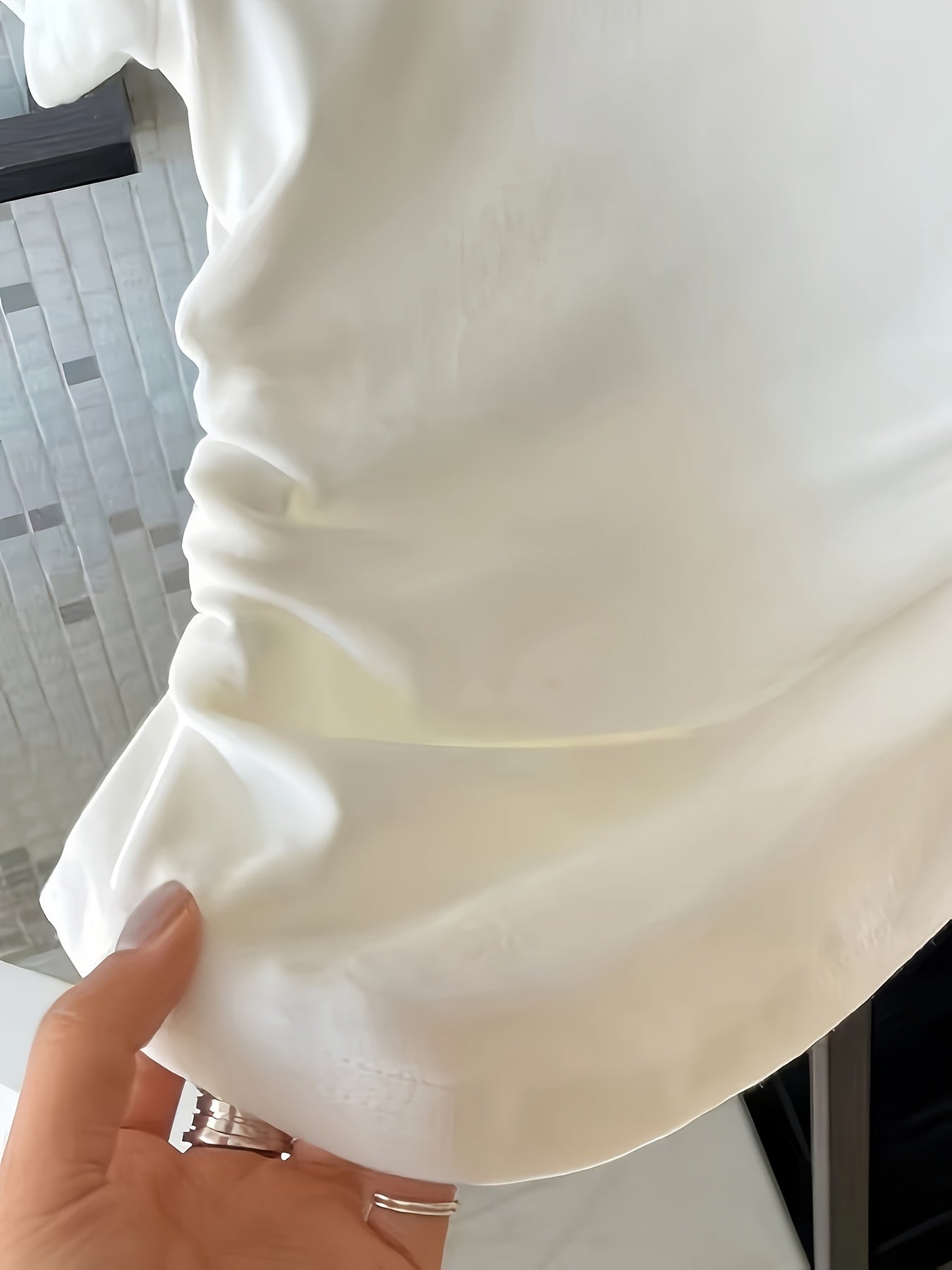 Kadın Slim Fit Kalpli Beyaz Tişört – Geometrik Desenli Yazlık Kısa Kollu Üst