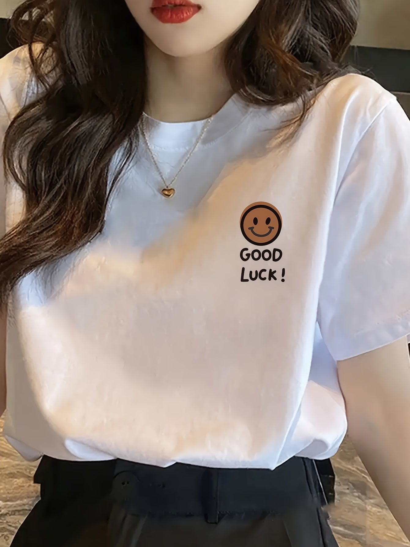 Kadın “Good Luck” Yazılı Kısa Kollu Tişört – Rahat Kesim Yazlık Baskılı Üst