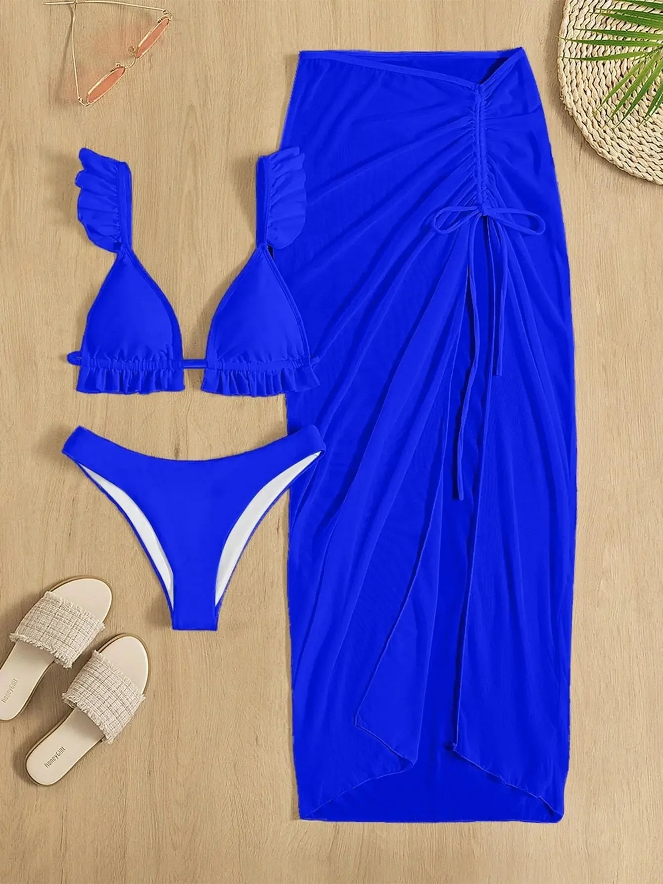 Desenli Üçlü Kadın Bikini Takımı – Etekli, Yırtmaç Detaylı, Seksi Tasarım