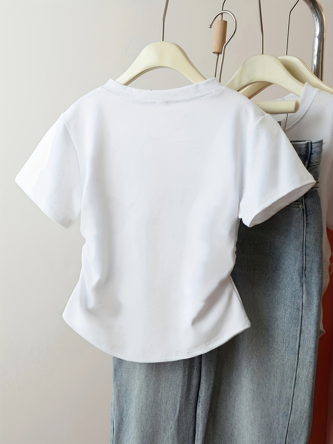 Kadın Slim Fit Kalpli Beyaz Tişört – Geometrik Desenli Yazlık Kısa Kollu Üst