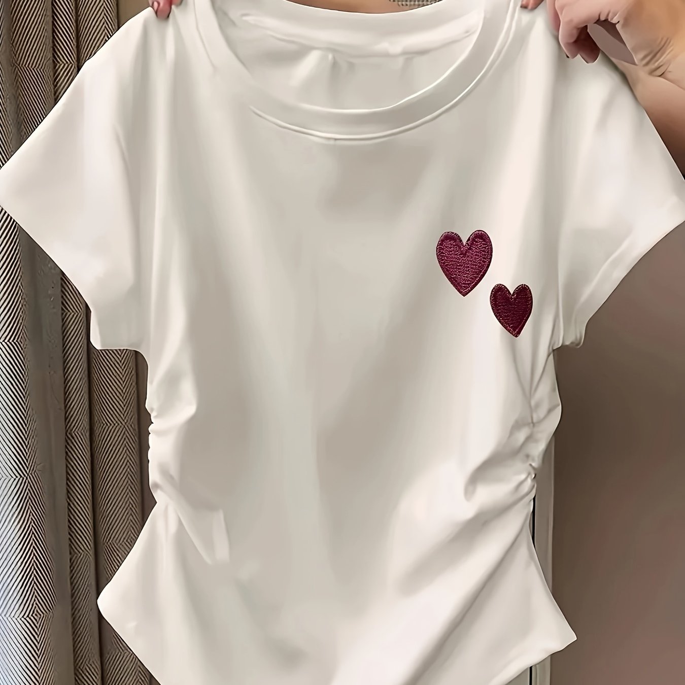 Kadın Slim Fit Kalpli Beyaz Tişört – Geometrik Desenli Yazlık Kısa Kollu Üst