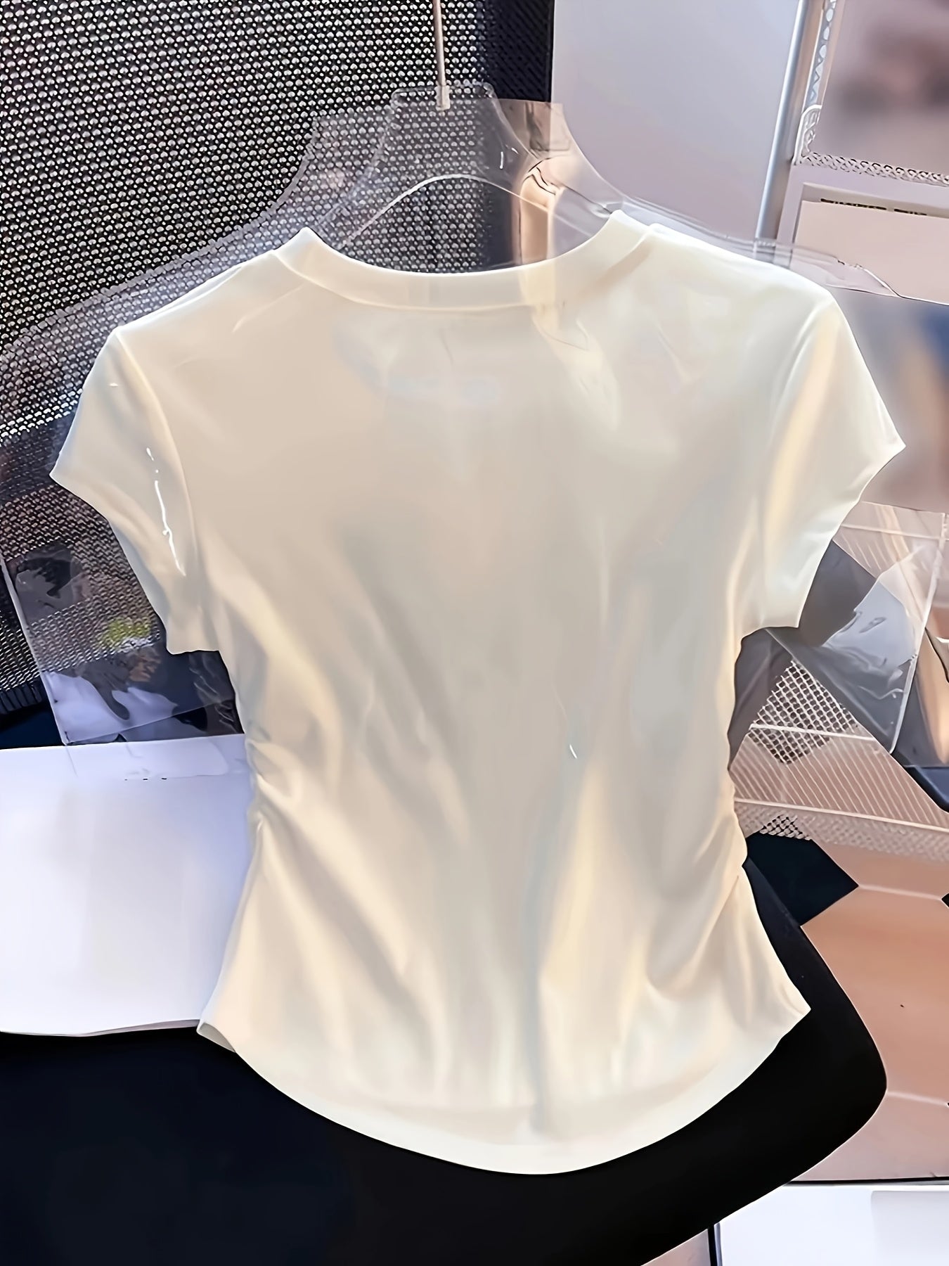 Kadın Slim Fit Kalpli Beyaz Tişört – Geometrik Desenli Yazlık Kısa Kollu Üst