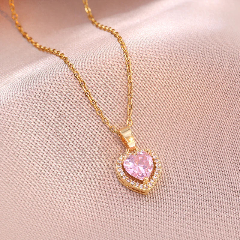 Pembe Kalp Kolye – Sevginin ve Zarafetin Simgesi