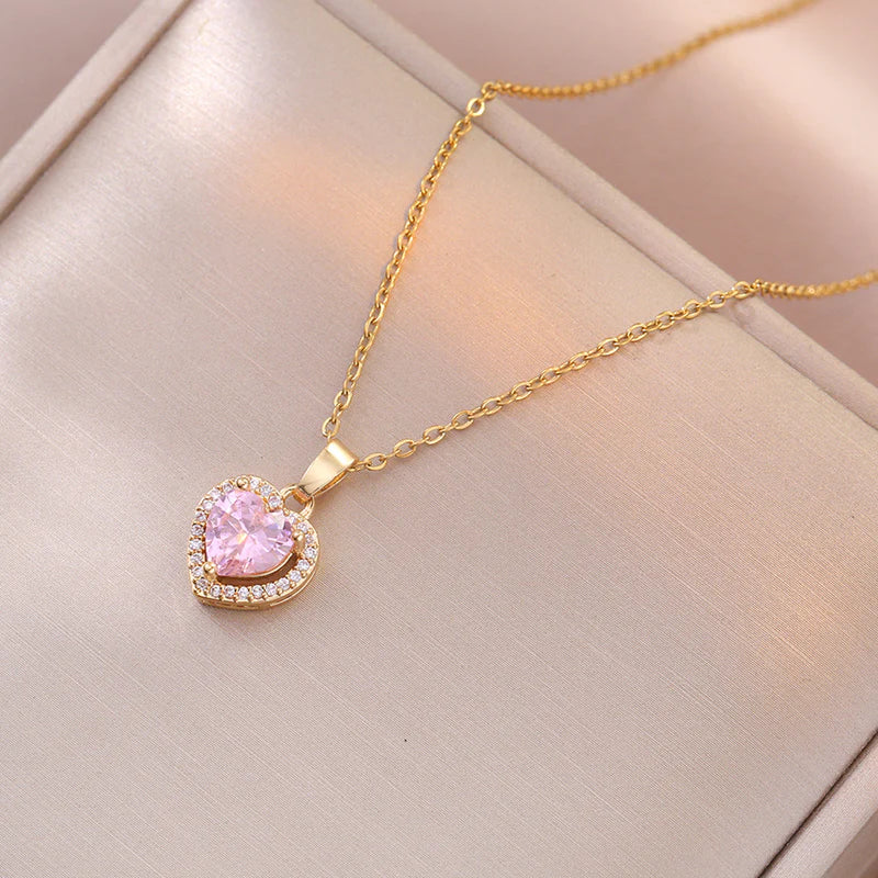 Pembe Kalp Kolye – Sevginin ve Zarafetin Simgesi