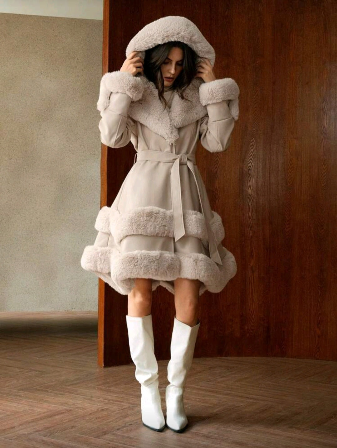 Kadın Kışlık Kürk Detaylı Şık Kaban – Bej Renk Kapüşonlu Model